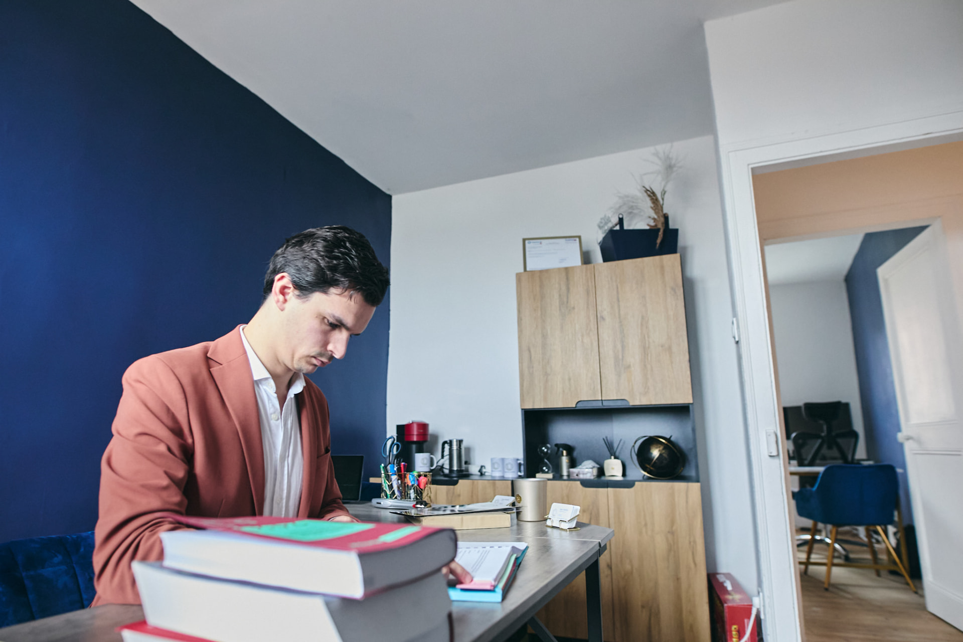 Davy Loones, fondateur d'Agora CSE, en analyse de documents dans son bureau