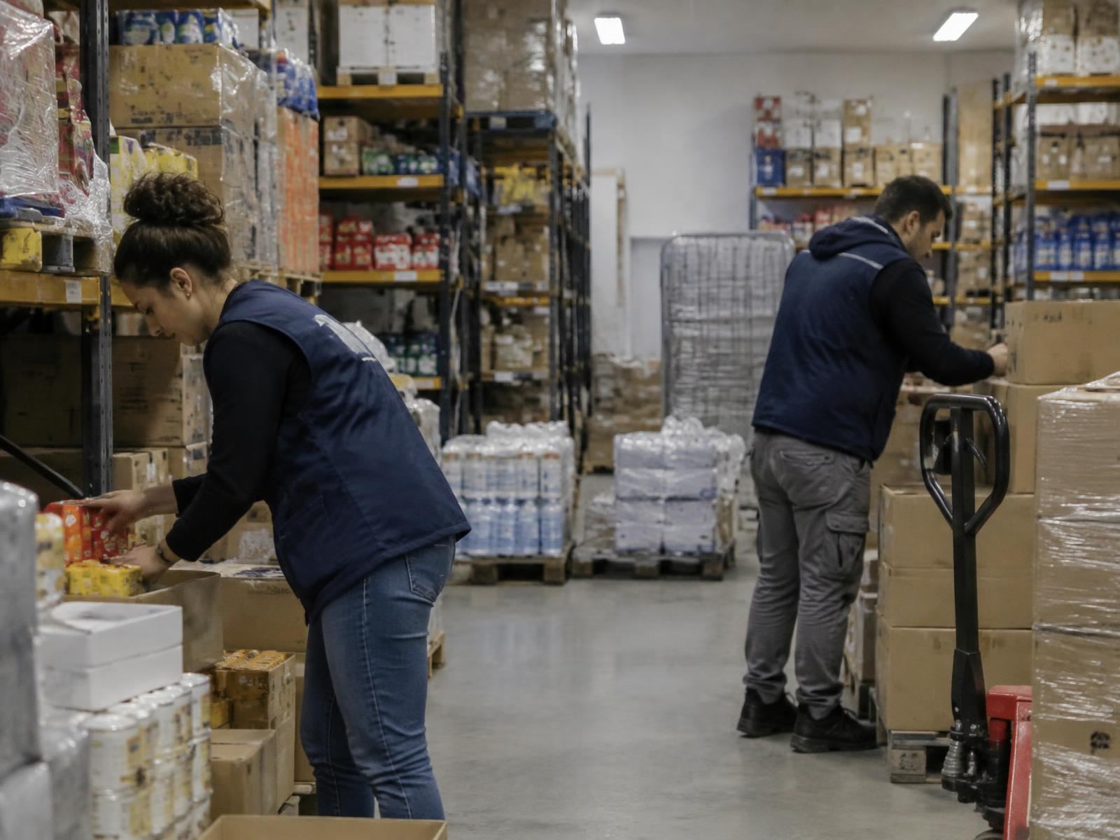 Salariés réapprovisionnant les rayonnages dans la réserve d'un magasin