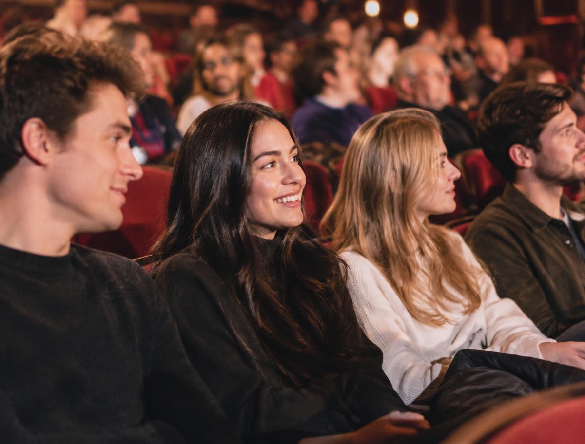 Spectateurs dans une salle de spectacle
